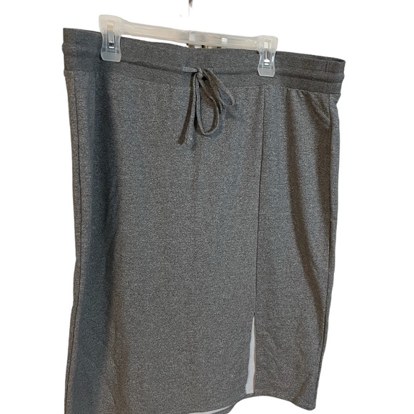 A torrid fleece gray skirt in size 3X - Picture 2 of 7